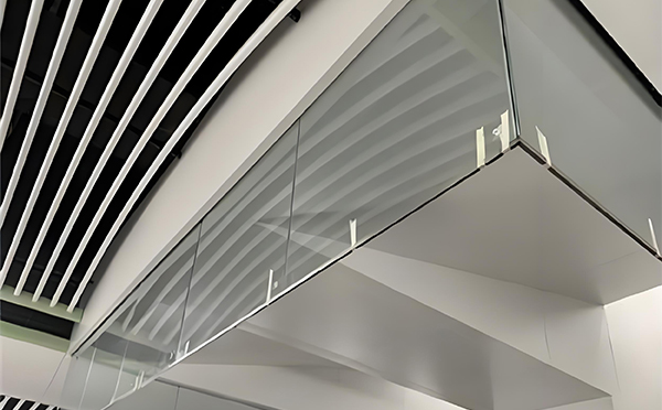 积石山玻璃挡烟垂壁