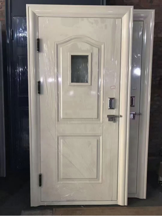 积石山学校教室门