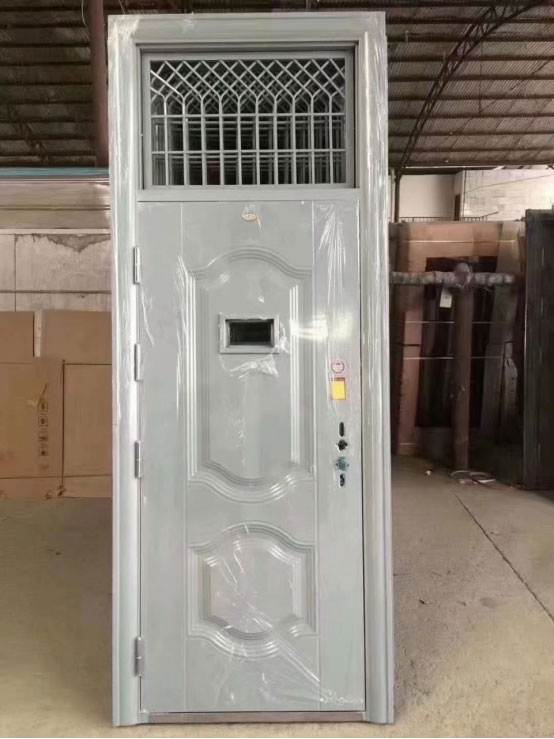 积石山学校教室门