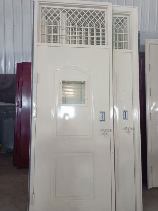 积石山学校教室门