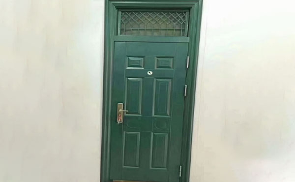 积石山学校教室门