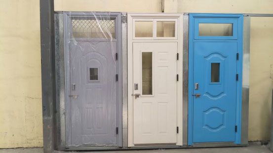 积石山学校教室门