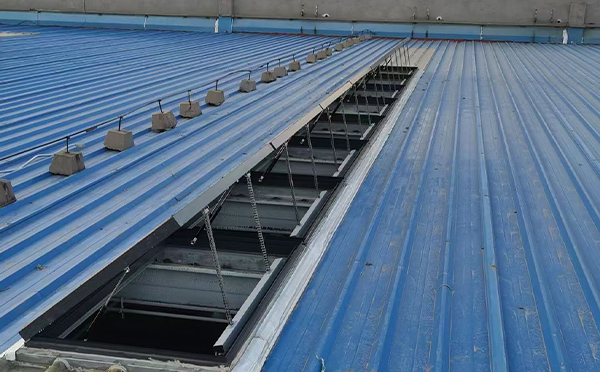 某城市大型商业综合体中庭积石山排烟窗工程