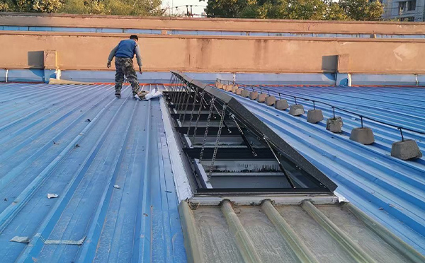 某区域性物流仓储中心积石山排烟窗系统安装项目