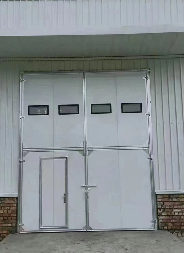 积石山工业门在设备装配车间出入口的实施记录