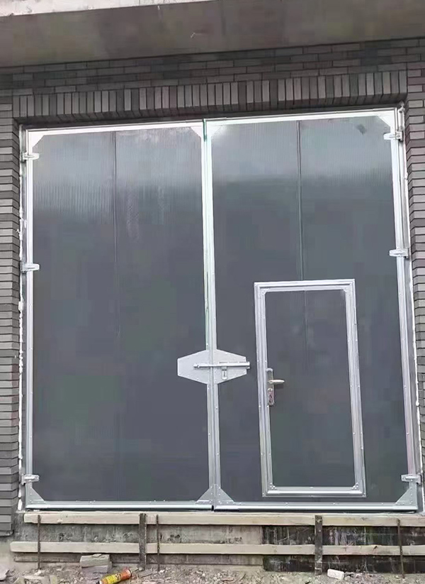 积石山工业平开门在大型设备制造车间的应用实例